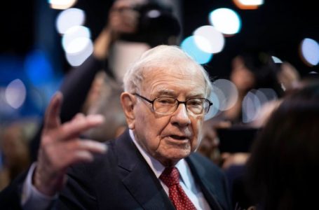 Warren Buffett — worried about impersonators — says he doesn’t endorse candidates or investments